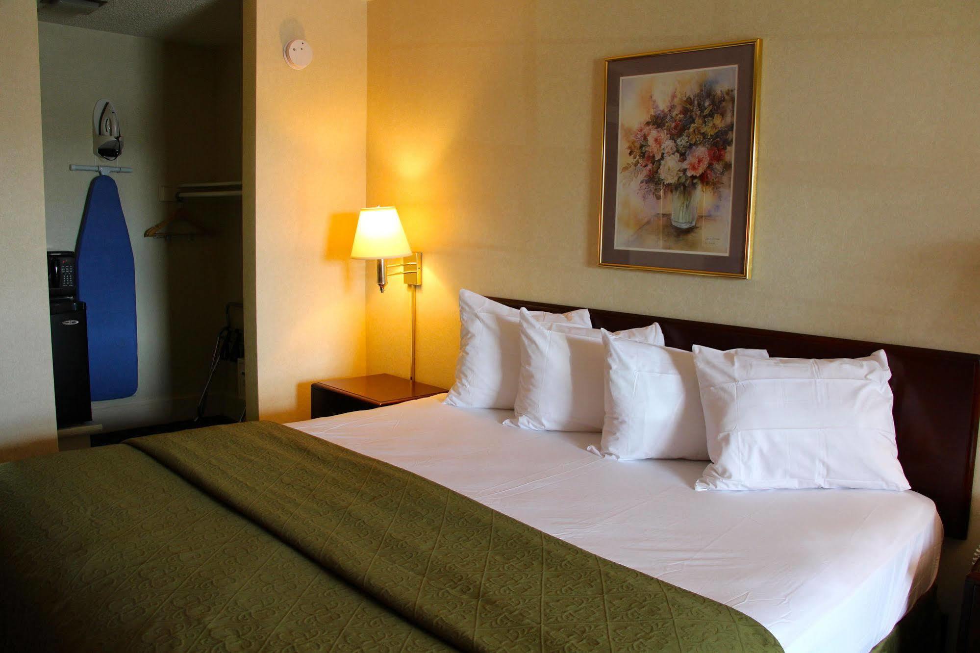 Governor House Inn Arlington/ฟอลส์เชิร์ช ภายนอก รูปภาพ
