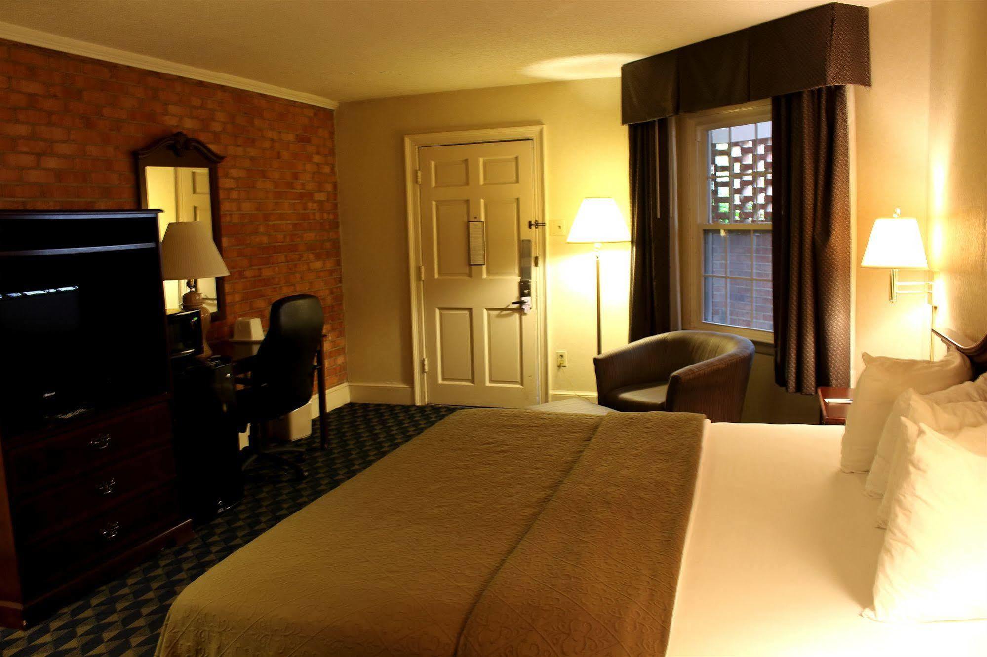 Governor House Inn Arlington/ฟอลส์เชิร์ช ภายนอก รูปภาพ