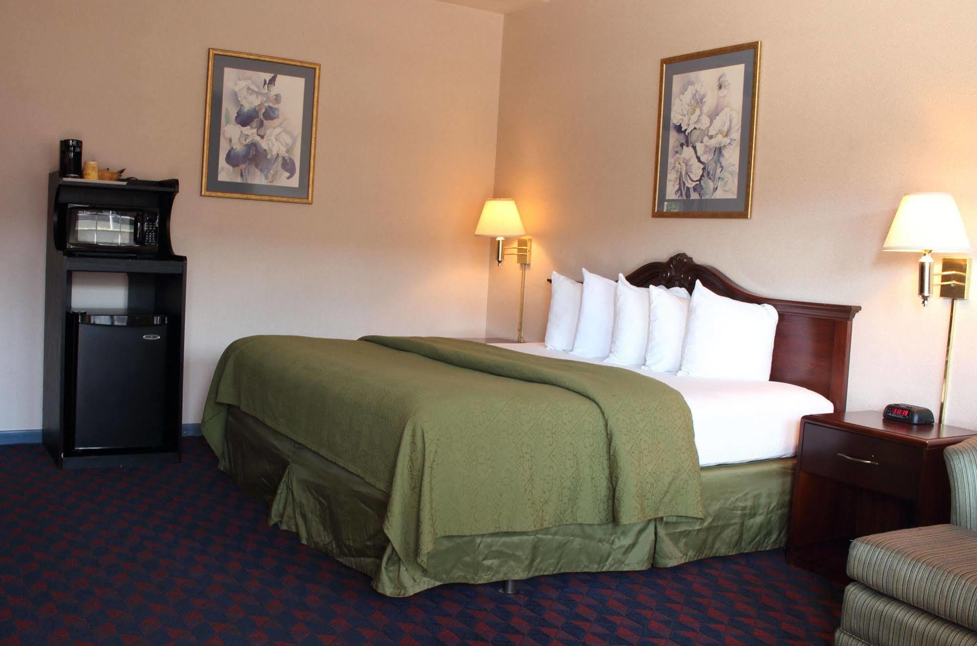 Governor House Inn Arlington/ฟอลส์เชิร์ช ภายนอก รูปภาพ