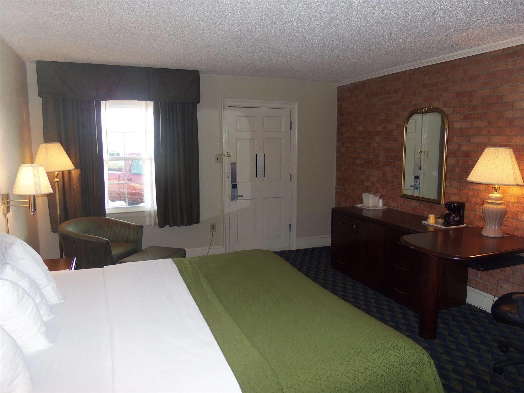 Governor House Inn Arlington/ฟอลส์เชิร์ช ภายนอก รูปภาพ